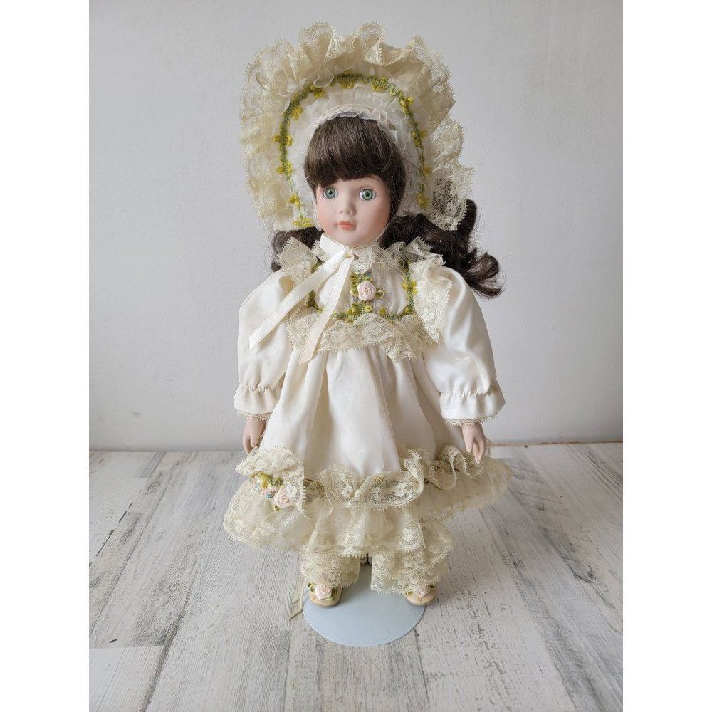 Design Debut Suzanna porcelain doll girl collectible‎ dress lace